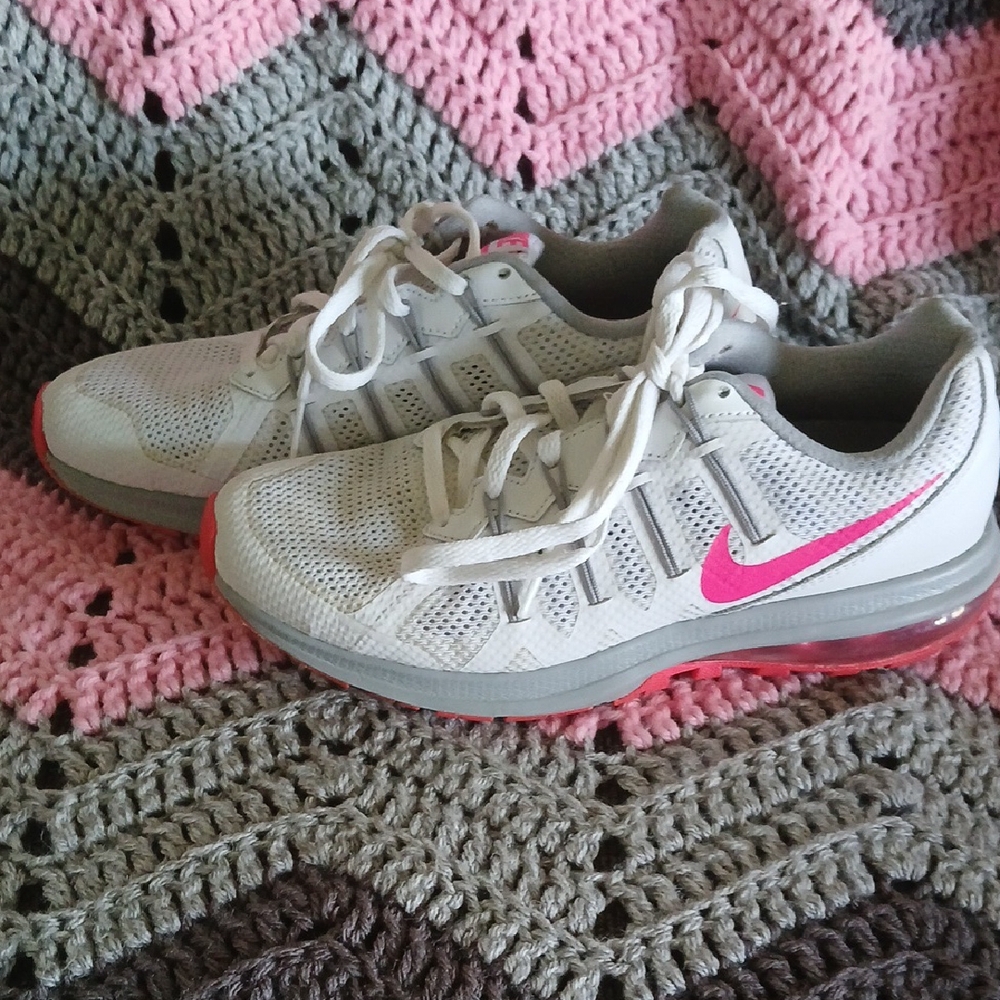 Nike White and Pink Athletic Shoes Low-Top